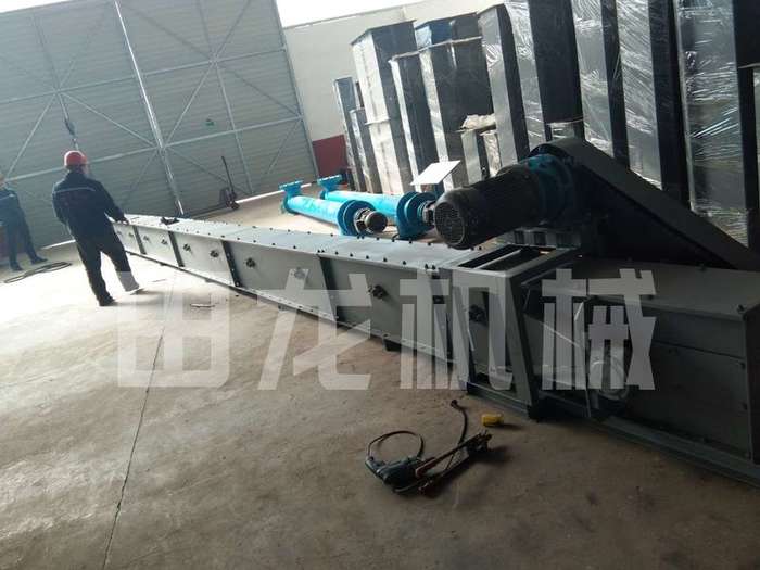 刮板輸送機技術工人安裝展示圖